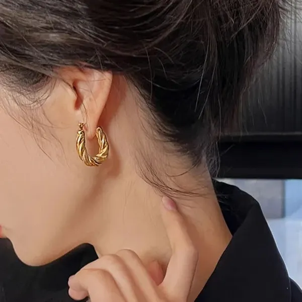 Gold_Classic_Twisted_Earrings_For_Women
